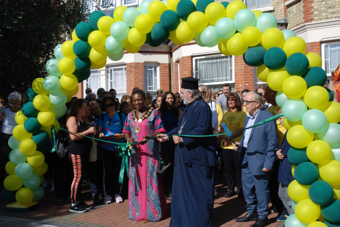 mayor of enfield cuts ribbon at start of Alheimers charity walk