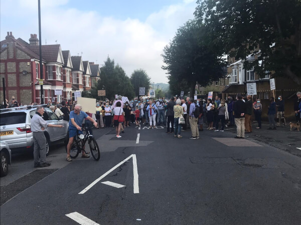 anti ltn protester blocking warwick road bowes