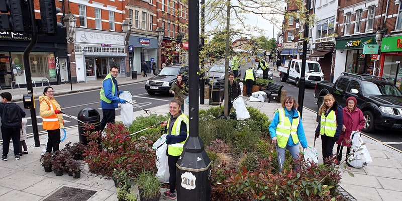 volunteers clearing litter at palmers green triangle