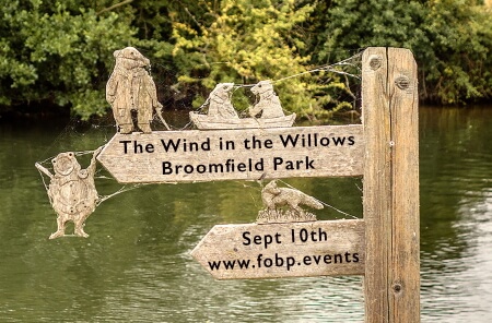 202209 wind in the willows signpost next to broomfield park lake